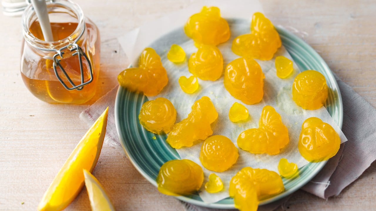 Aus Kurkuma, Ingwer, Orangen und Agar-Agar lassen sich schnell leckere Fruchtgummis zubereiten.