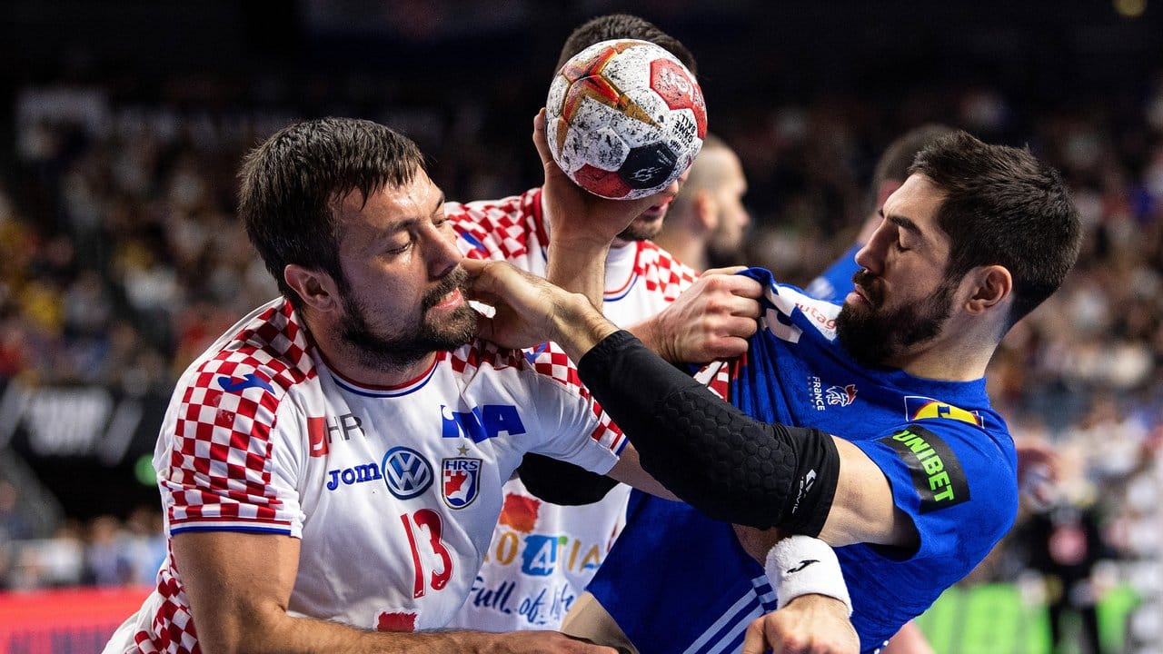 Kroatiens Zlatko Horvat (l) verteidigt gegen den Franzosen Nikola Karabatic.