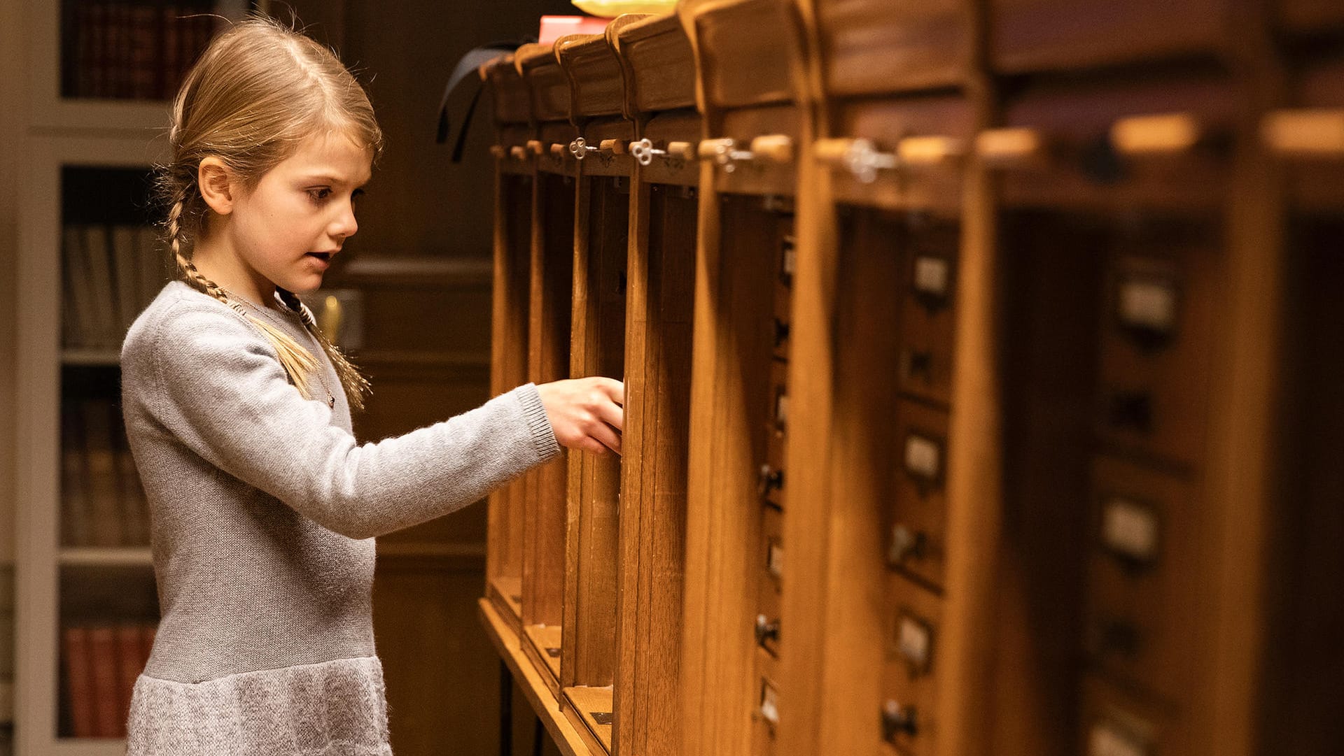 Kindliche Neugierde: Prinzessin Estelle erkundet die Bücherei.