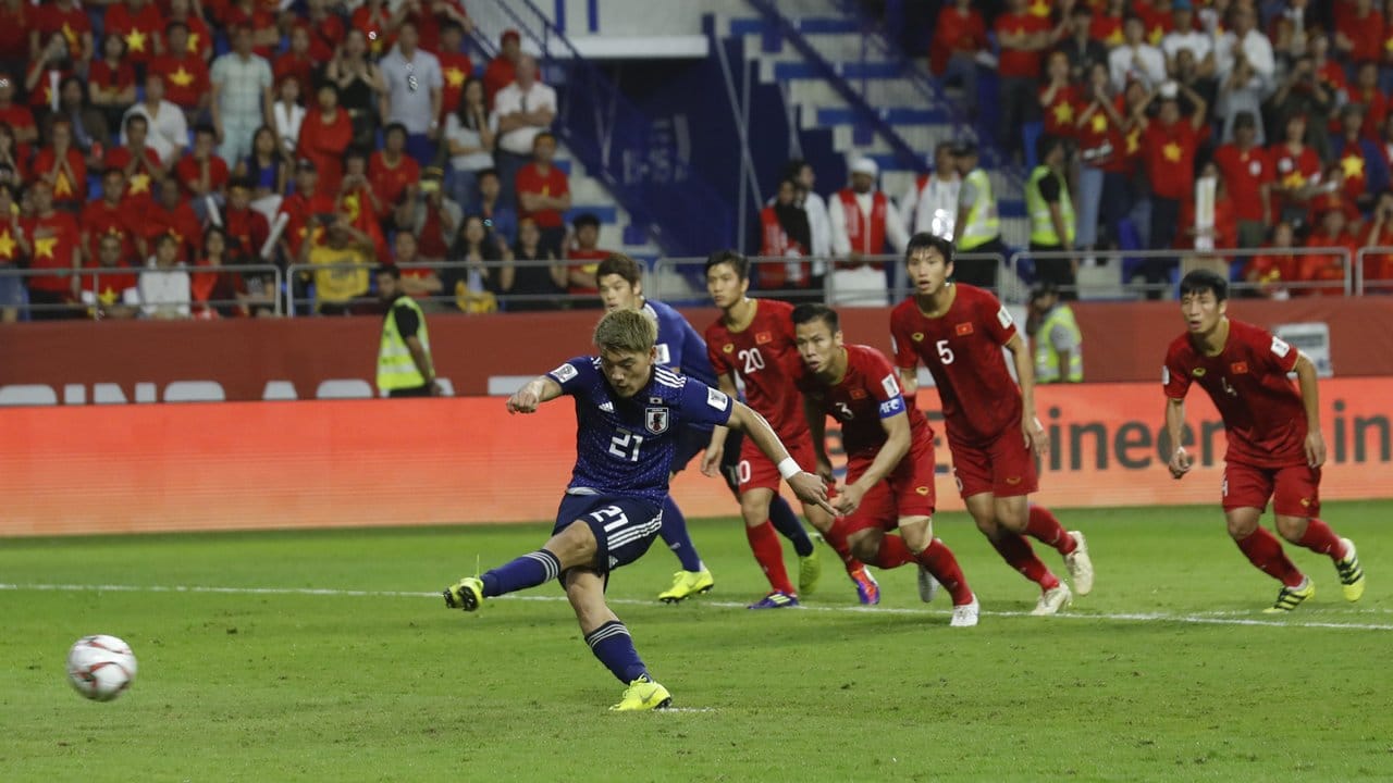 Japans Mittelfeldspieler Ritsu Doan (l) verwandelt einen Strafstoß zum 1:0-Sieg gegen Vietnam. Japans Mittelfeldspieler Ritsu Doan (l) verwandelt einen Strafstoß zum 1:0-Sieg gegen Vietnam.