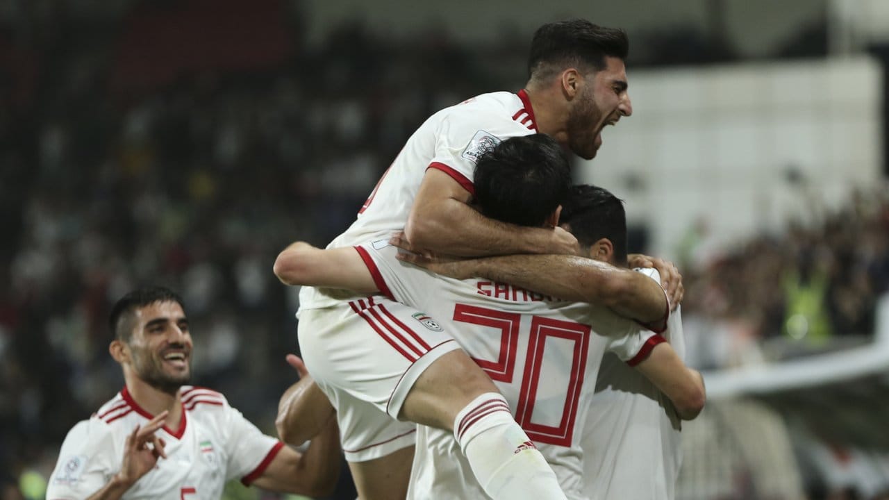 Die iranischen Spieler feiern das zweite Tor gegen China. Die iranischen Spieler feiern das zweite Tor gegen China.