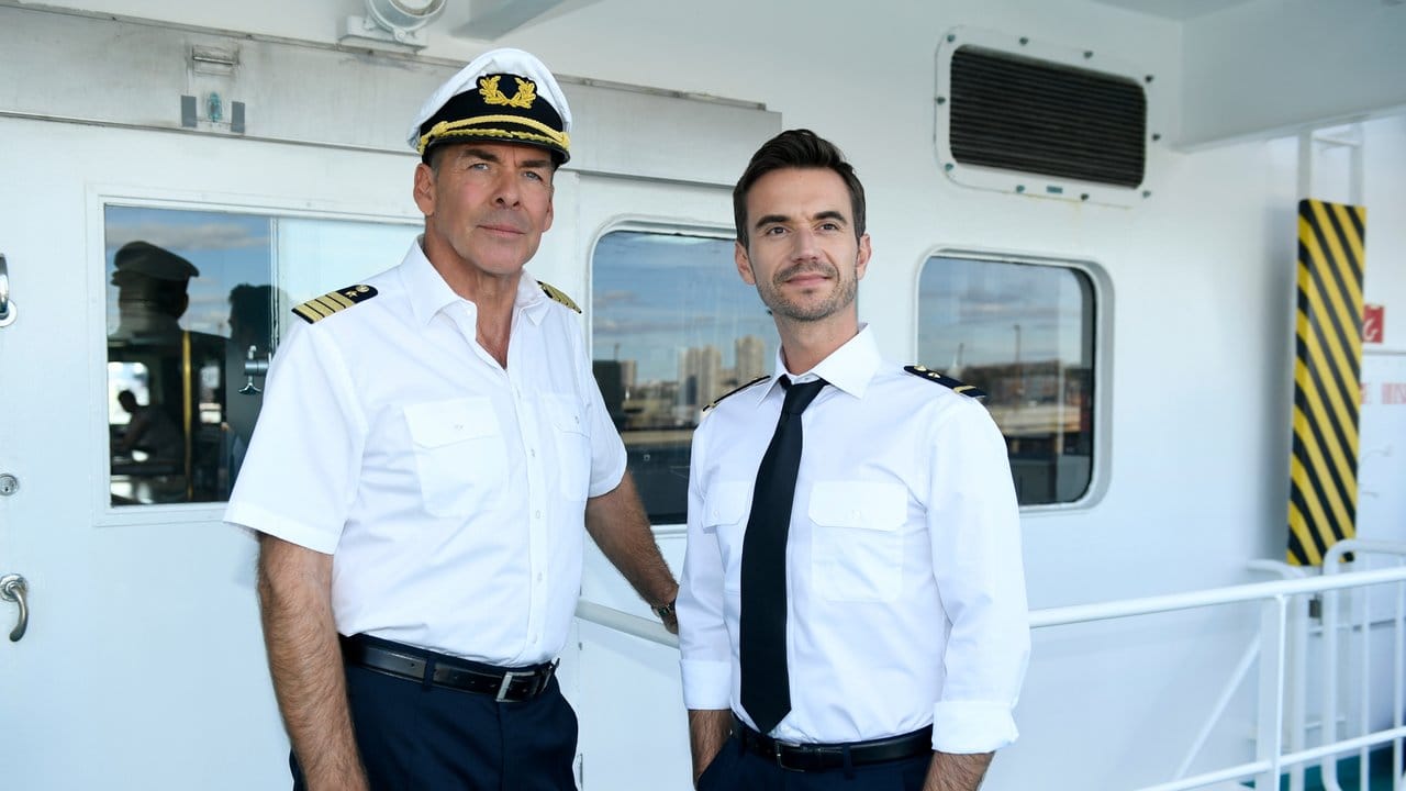 Kapitän Burger (Sascha Hehn, l) und der junge Offizier Florian (Florian Silbereisen, r) in der Folge "Das Traumschiff: Tansania".