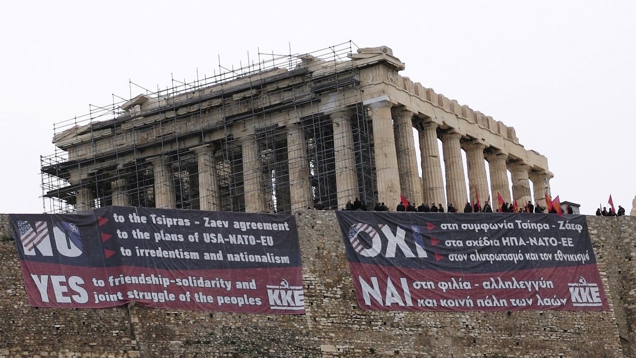 Mitglieder der Kommunistischen Partei Griechenlands stehen auf dem Akropolishügel mit riesigen Transparenten gegen das Mazedonien-Abkommen.