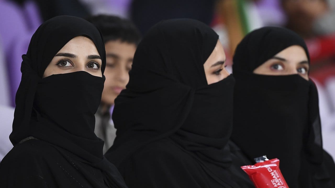 Verschleierte Frauen stehen während des Spiels der Vereinigten Arabischen Emirate gegen Australien auf der Zuschauertribüne.