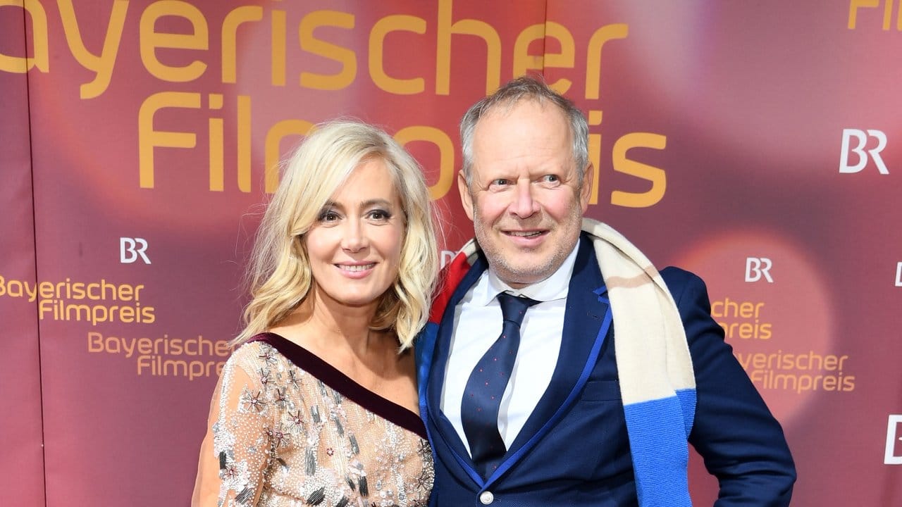Axel Milberg kommt mit seiner Frau Judith zur Verleihung des Bayerischen Filmpreises.
