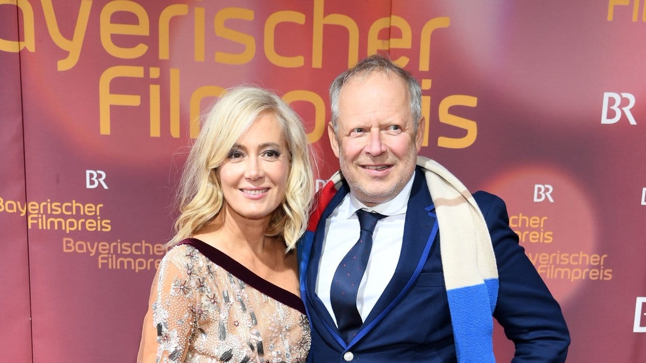 Axel Milberg kommt mit seiner Frau Judith zur Verleihung des Bayerischen Filmpreises. Axel Milberg kommt mit seiner Frau Judith zur Verleihung des Bayerischen Filmpreises.