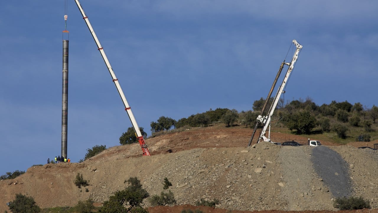 Rettungshelfer versuchen, mit einem Metallrohr die Wände des vertikalen Rettungslochs zu befestigen, das zum zweijährigen Julen führen soll. Rettungshelfer versuchen, mit einem Metallrohr die Wände des vertikalen Rettungslochs zu befestigen, das zum zweijährigen Julen führen soll.