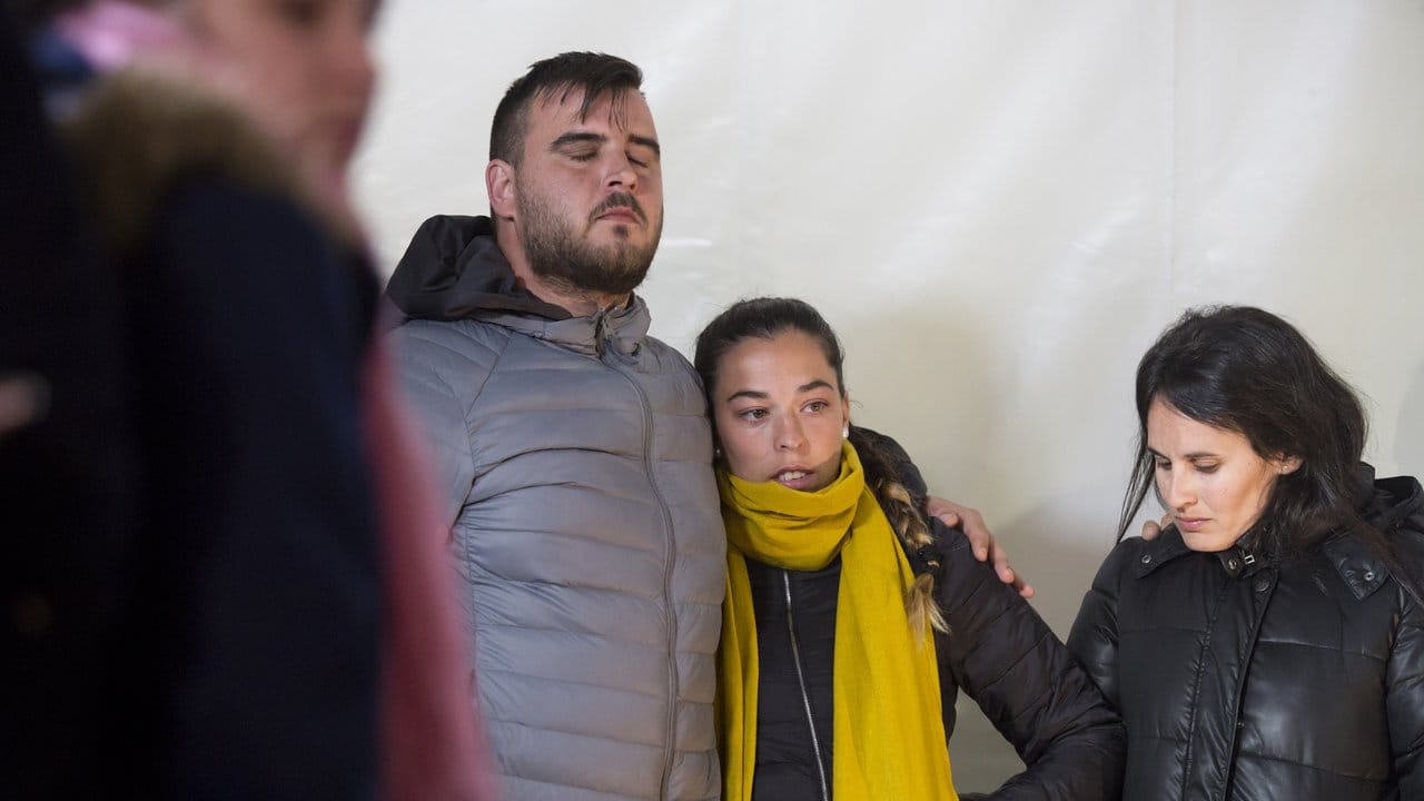 Die Eltern des zweijährigen Julen: Jose Rosello (l) und Vicky Garcia (M. Die Eltern des zweijährigen Julen: Jose Rosello (l) und Vicky Garcia (M.