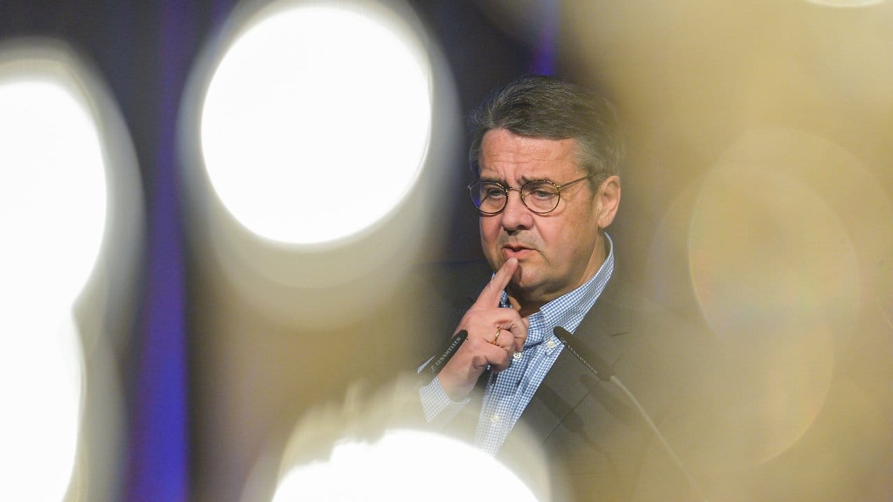 Mehrere SPD-Bundestagsabgeordnete forderten, den früheren Parteichef Sigmar Gabriel wieder enger einzubinden.