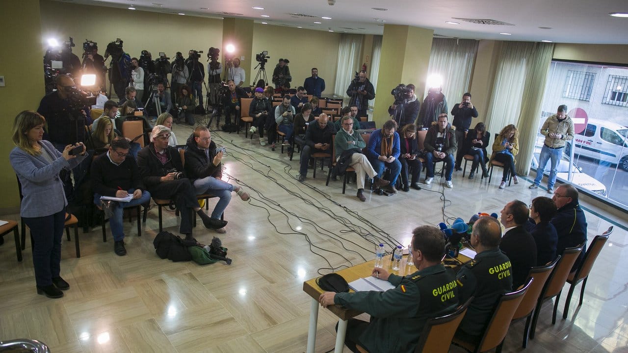 Bei einer Pressekonferenz beantworten Helfer und Politiker Fragen von Journalisten. Bei einer Pressekonferenz beantworten Helfer und Politiker Fragen von Journalisten.