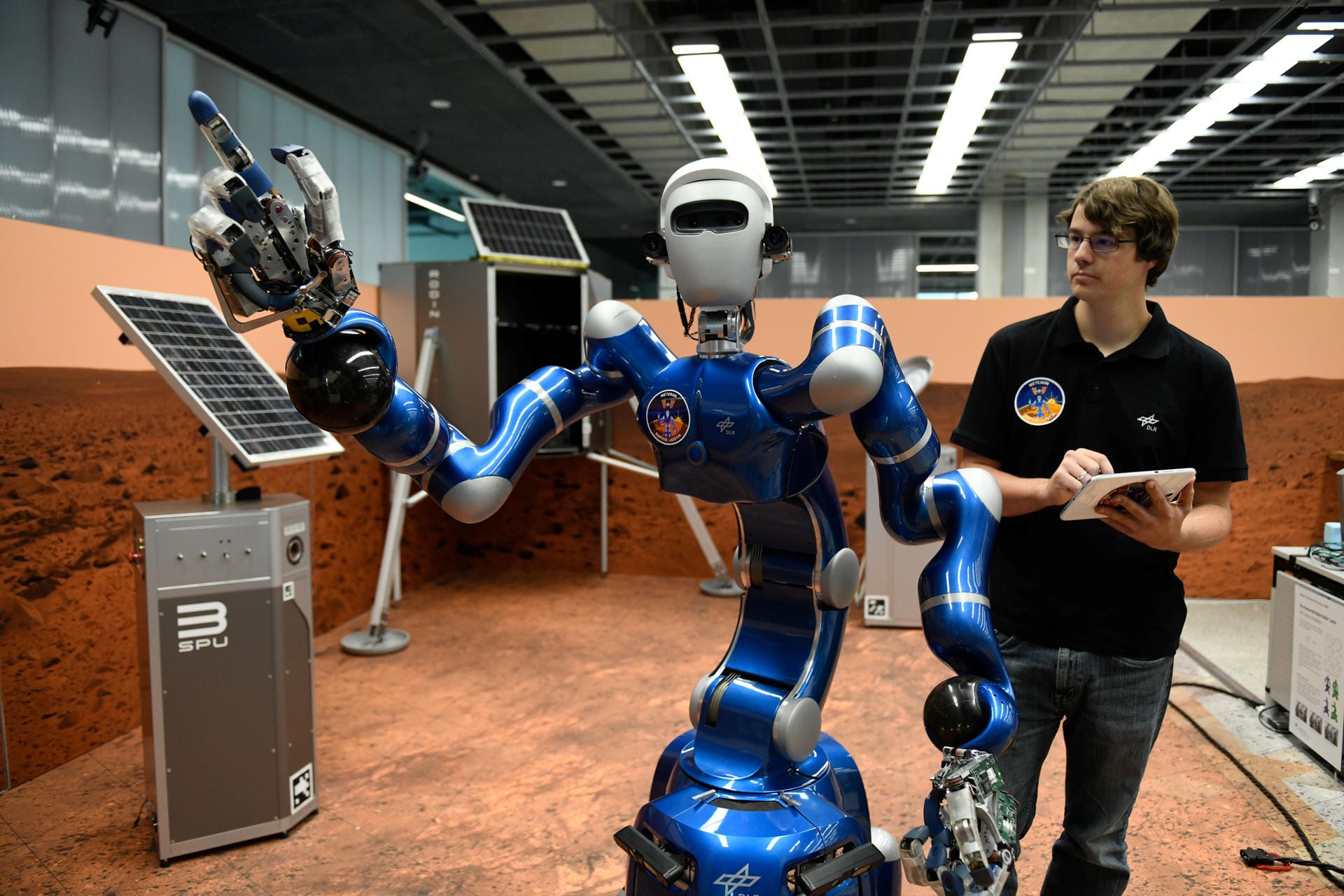 Der Roboter "Justin" soll mithilfe einer vierfingrigen Hand und vielen Kameras verschiedene Aufgaben bewältigen. Entwickelt wurde er vom Deutschen Zentrum für Luft- und Raumfahrt.