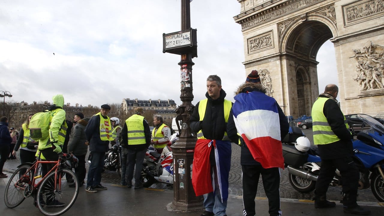 Teilnehmer der "Gelbwesten"-Proteste versammeln sich in der Nähe des Arc de Triomphe, bevor sie durch Paris marschieren.