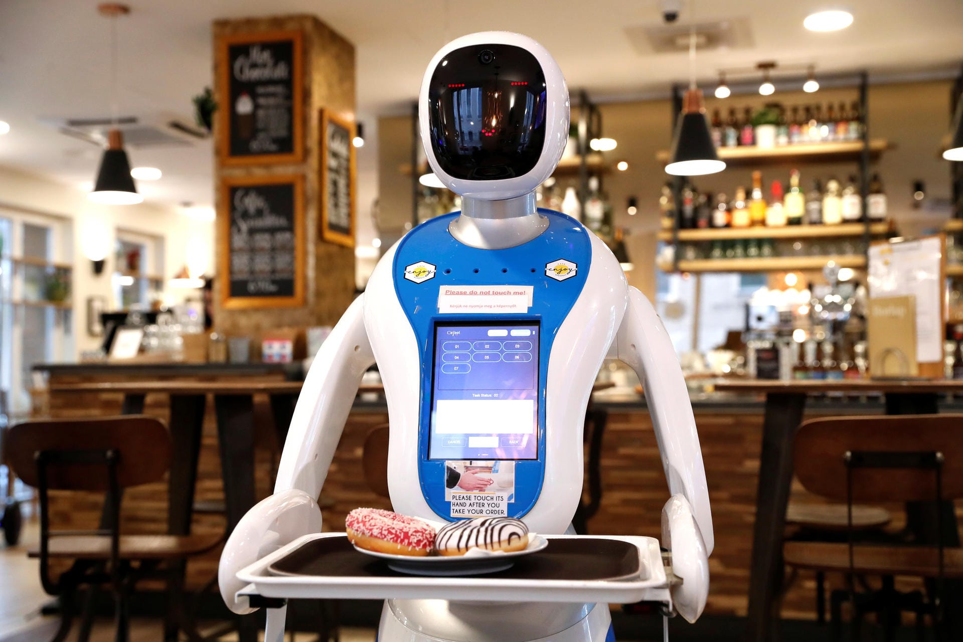 Roboter können auch bereits als Bedienung eingesetzt werden. Das Gerät zeigt einen Roboter-Buttler in einem Café in Budapest.