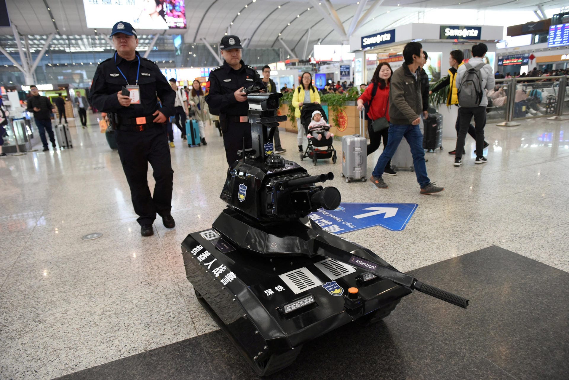 Roboter können ein in Kampfeinsätzen genutzt werden. Hier steuern chinesische Polizisten einen Sicherheits-Roboter.