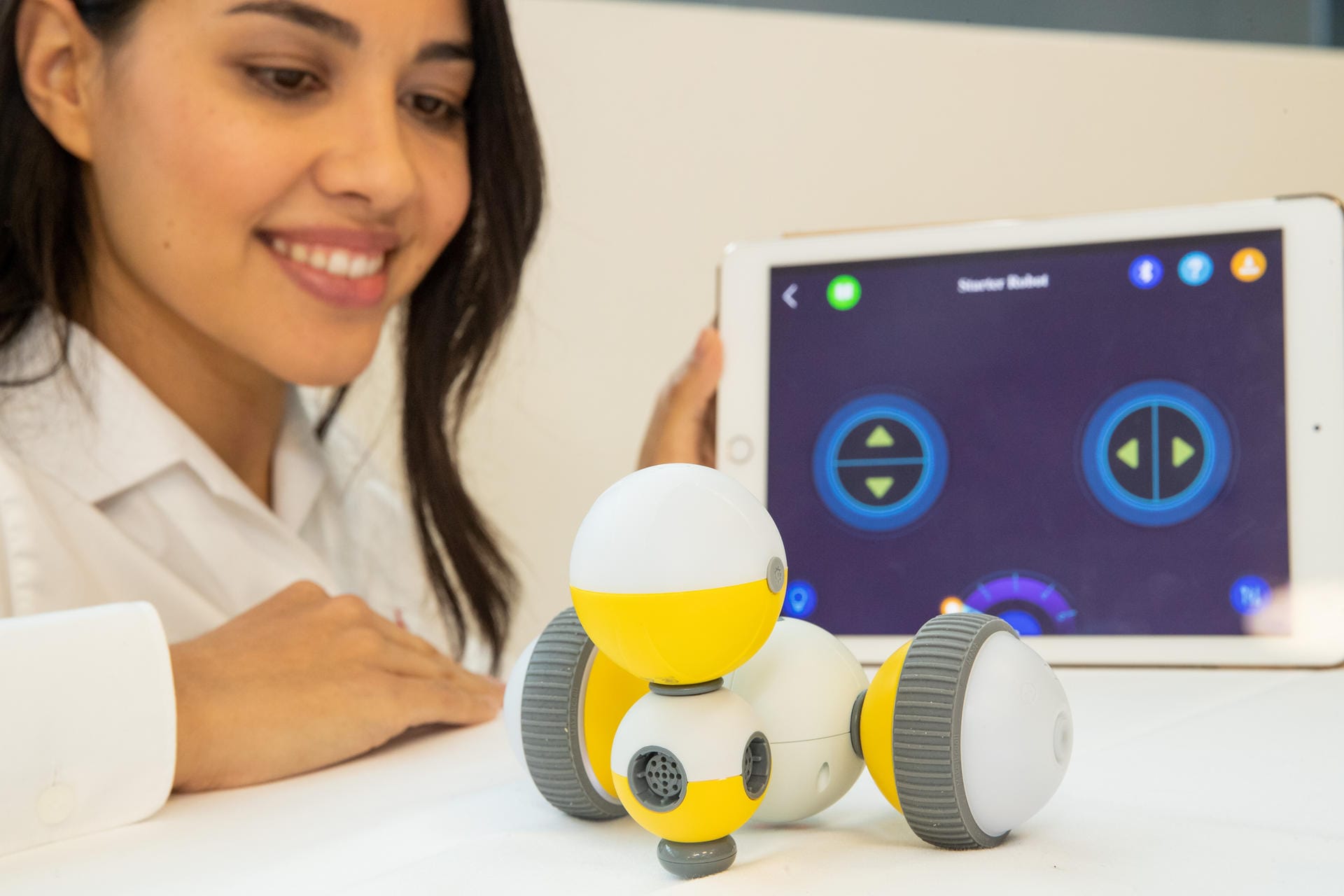 Das Bild zeigt den ferngesteuerten Roboter zum selberbauen "Mabot". Das Gerät ist als Spielzeug gedacht.