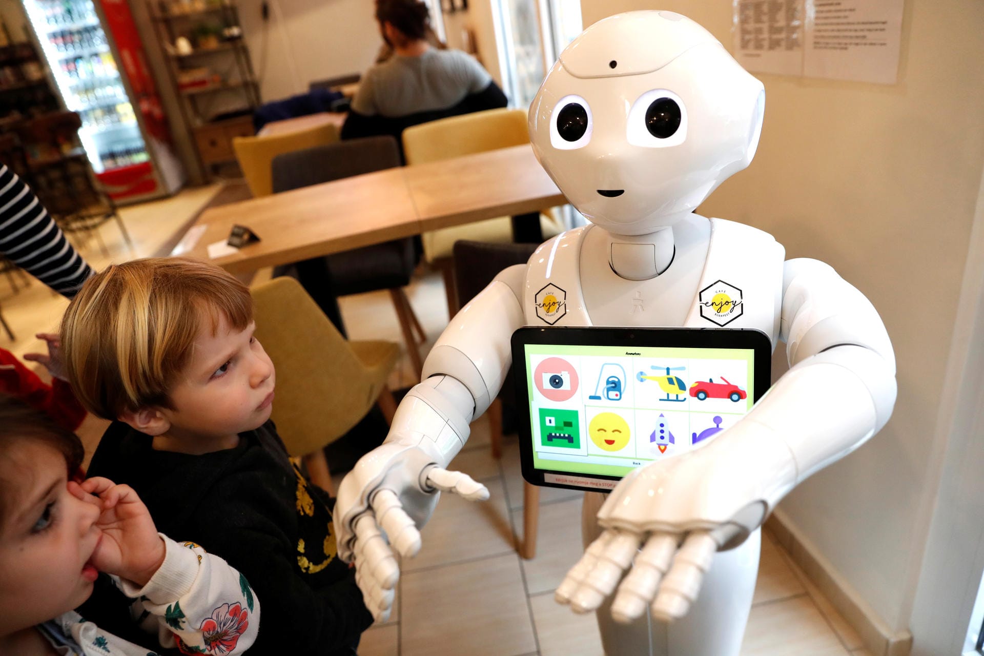 Der Roboter "Pepper" soll langfristig als persönlicher Roboter zum Einsatz kommen. Derzeit informiert er vor allem Kunden in Verkaufsräumen.