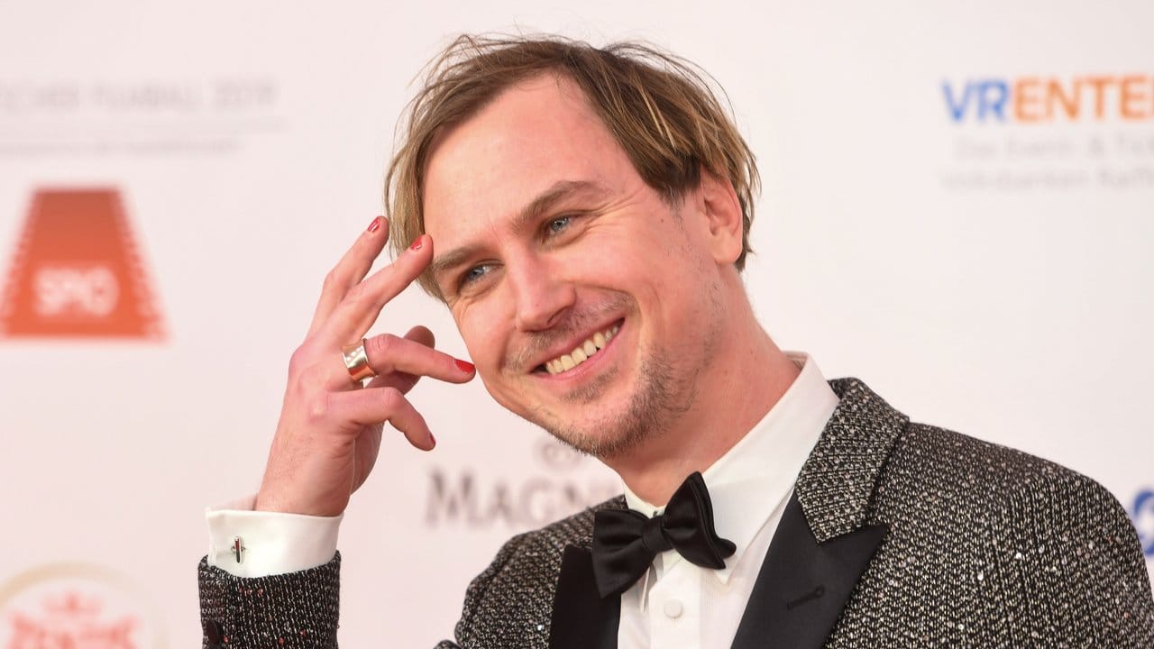 Lars Eidinger zeigt seine lackierten Fingernägel. Lars Eidinger zeigt seine lackierten Fingernägel.