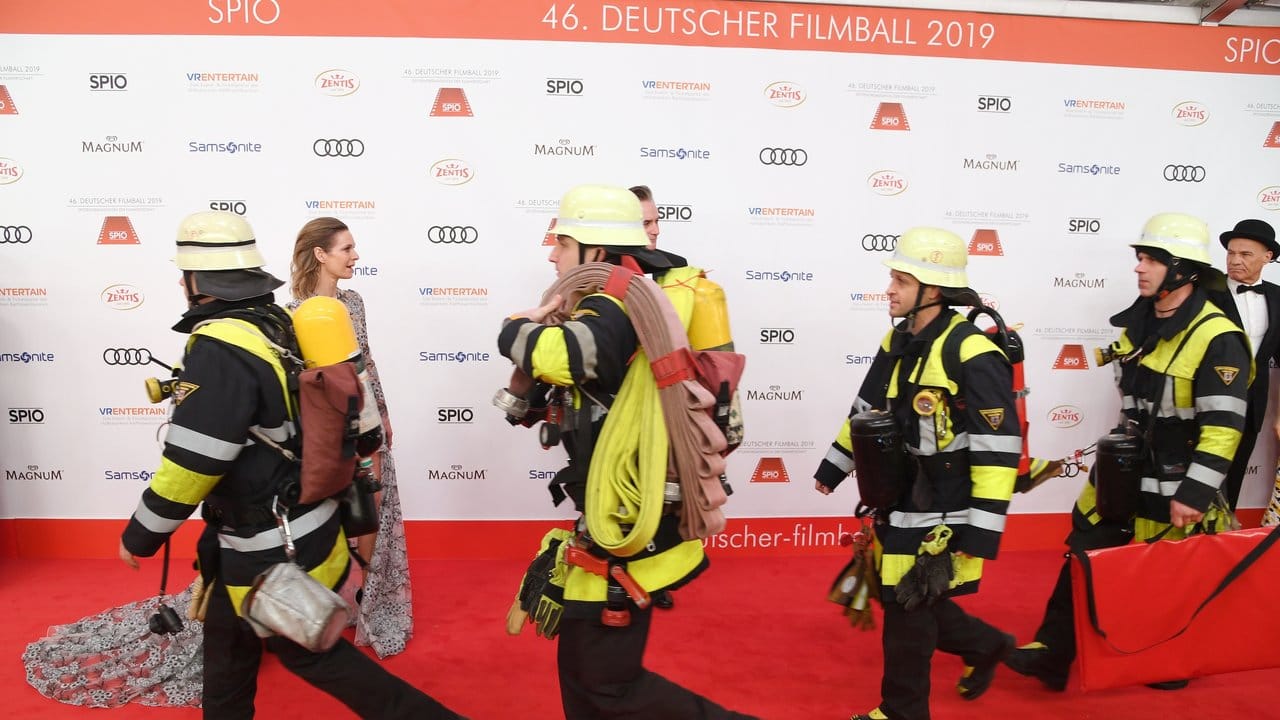 Feuerwehrmänner sieht man nur selten auf dem roten Teppich. Feuerwehrmänner sieht man nur selten auf dem roten Teppich.