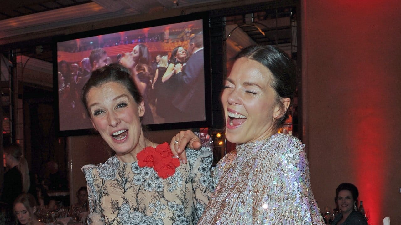 Alexandra Maria Lara (l) und Jessica Schwarz amüsieren sich wie Bolle. Alexandra Maria Lara (l) und Jessica Schwarz amüsieren sich wie Bolle.