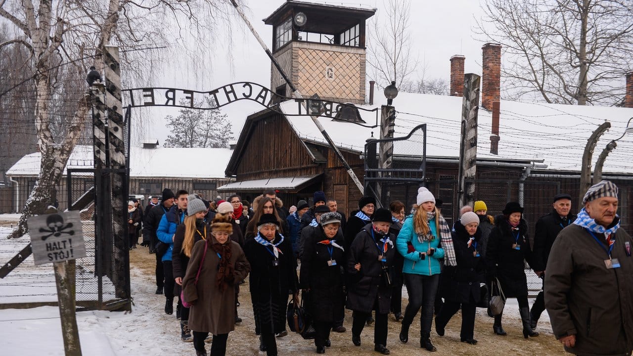 Überlebende des Konzentrationslagers Auschwitz nehmen an einer Gedenkveranstaltung anlässlich des 74.