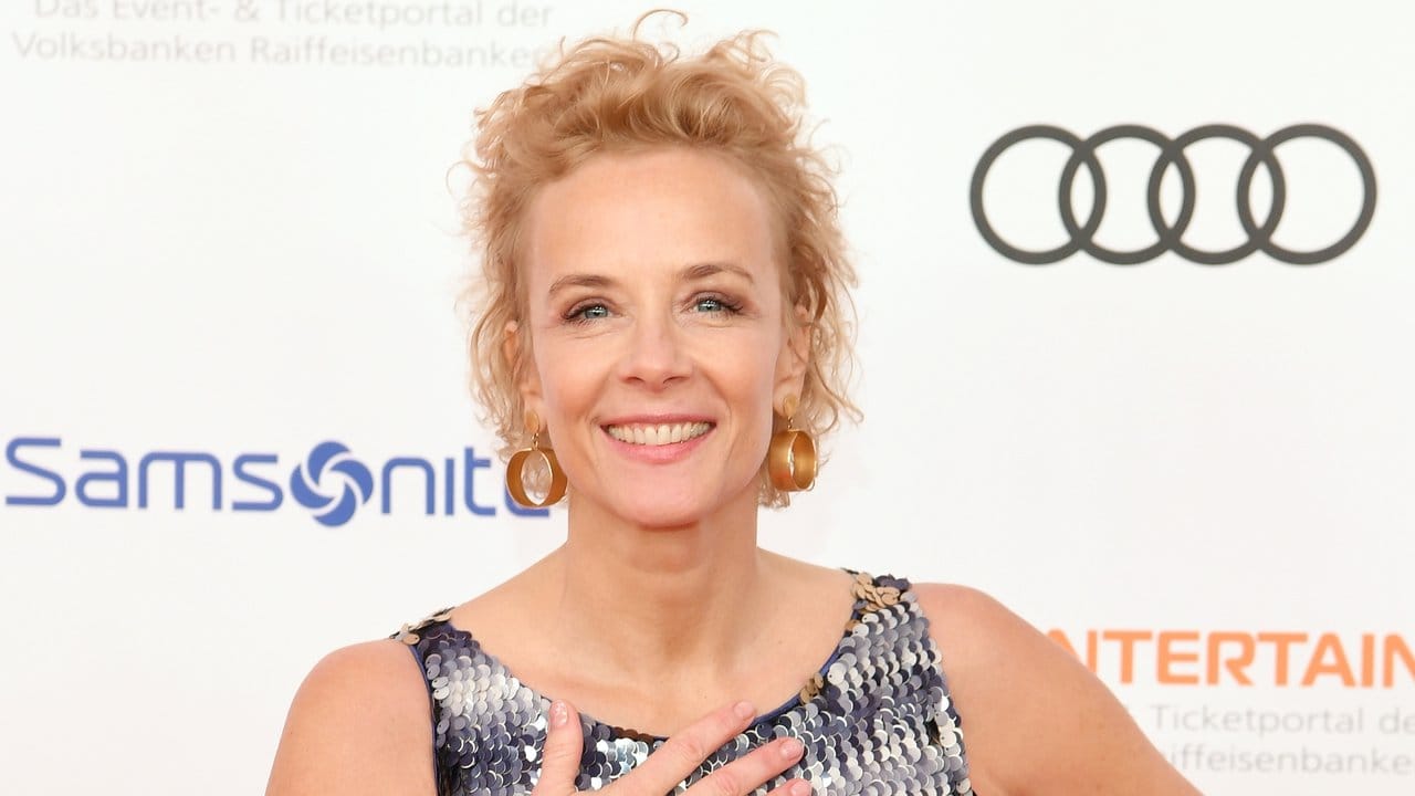Die Schauspielerin Katja Riemann glänzte silbern auf dem Filmball. Die Schauspielerin Katja Riemann glänzte silbern auf dem Filmball.