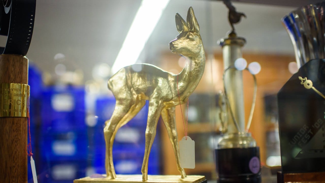 1966 wurde Pierre Brice mit diesem Bambi ausgezeichnet. 1966 wurde Pierre Brice mit diesem Bambi ausgezeichnet.
