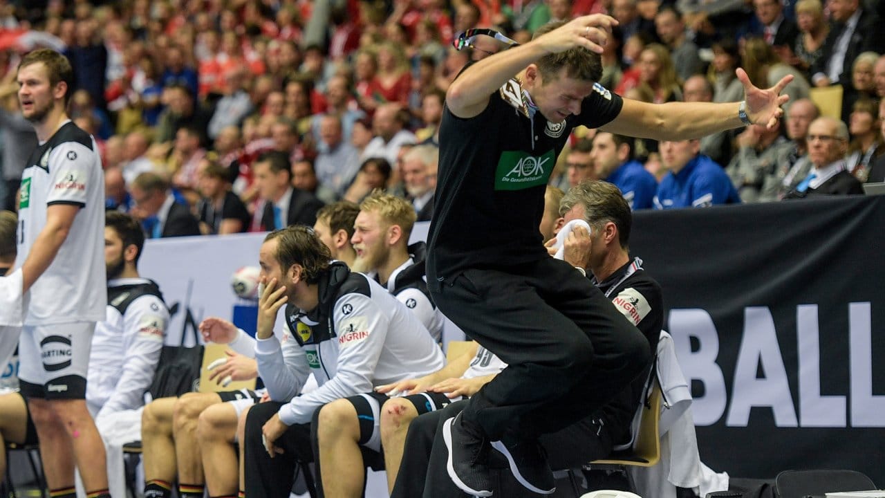 Deutschlands Trainer Christian Prokop reagiert verärgert an der Seitenlinie.