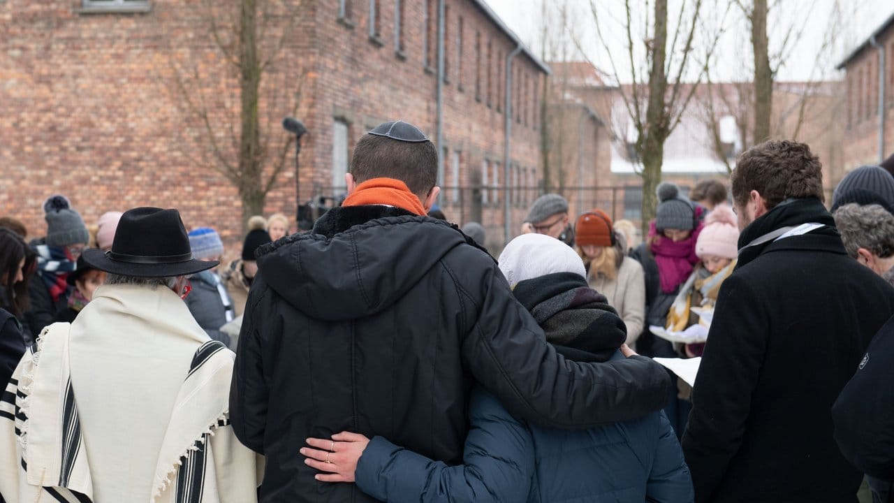 Jugendliche aus Nordrhein-Westfalen beten anlässlich des Internationalen Holocaust-Gedenktages in Auschwitz.