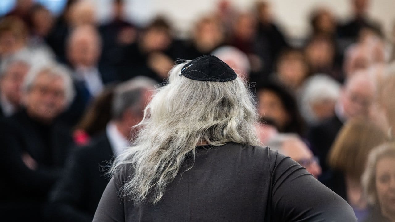 Rabbinerin Elisa Klapheck nimmt zur zentralen Holocaust-Gedenkfeier des Hessischen Städtetages und der Stadt Frankfurt in der Paulskirche Platz.