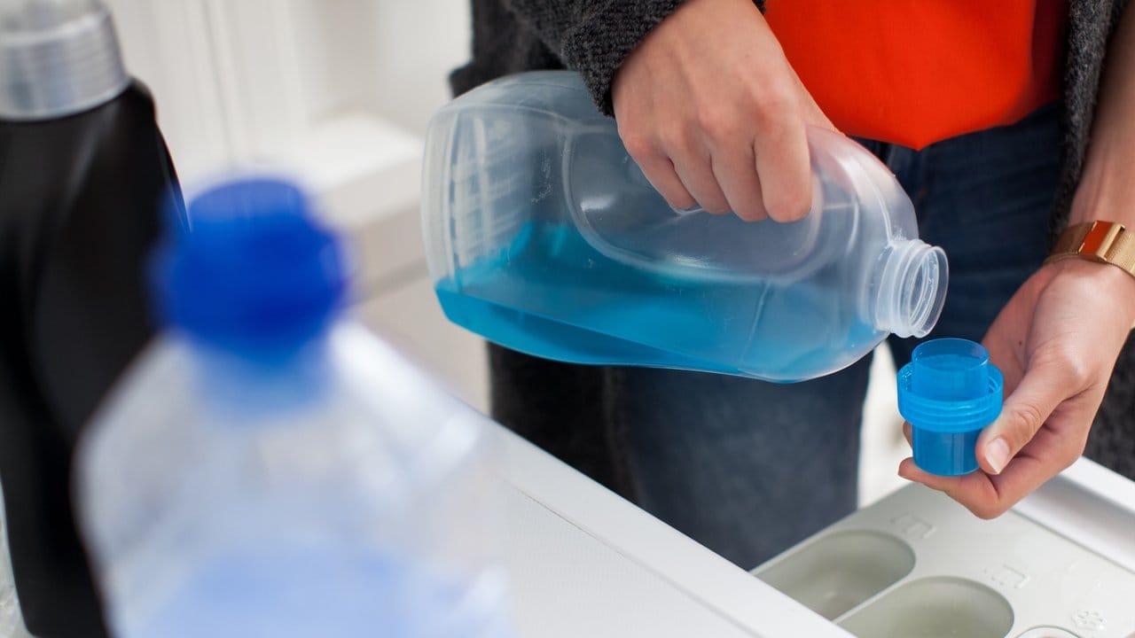 Für bunte Wäsche greift man besser zum Flüssig-Waschmittel - es enthält keine Bleiche.