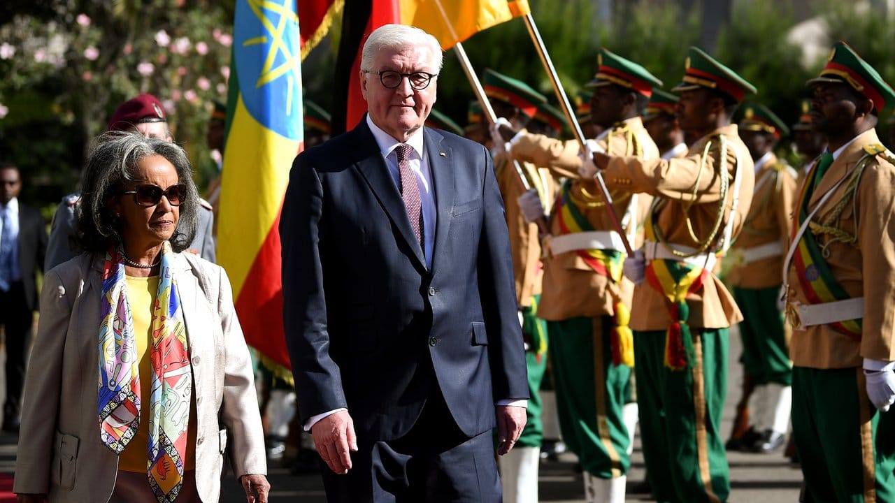 Bundespräsident Steinmeier wird von Sahle-Work Zewde, Präsidentin der Demokratischen Bundesrepublik Äthiopien, mit militärischen Ehren empfangen.