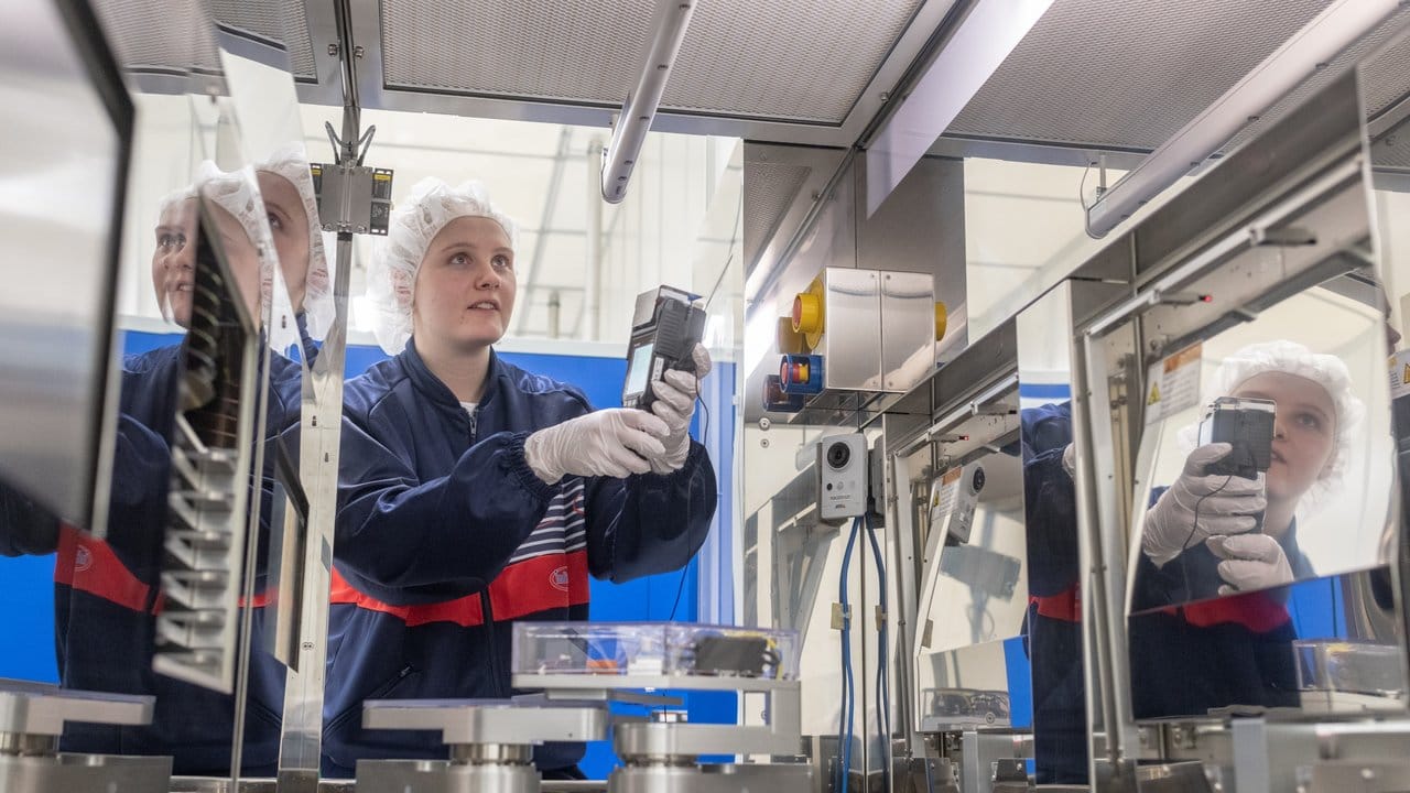 Wie man Mikrochips und Sensoren herstellt, lernt Auszubildende Laura Zweckerl bei der Infineon Technologies AG in Regensburg.