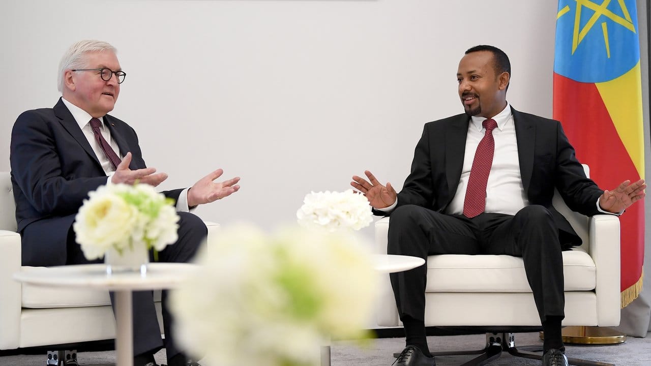 Bundespräsident Steinmeier unterhält sich mit Abiy Ahmed Ali, Premierminister Demokratischen Bundesrepublik Äthiopien.
