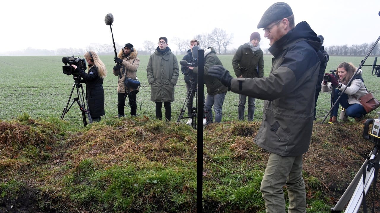 Bent Rasmussen von der dänischen Naturbehörde setzt unter großem Medieninteresse den ersten Pfahl.