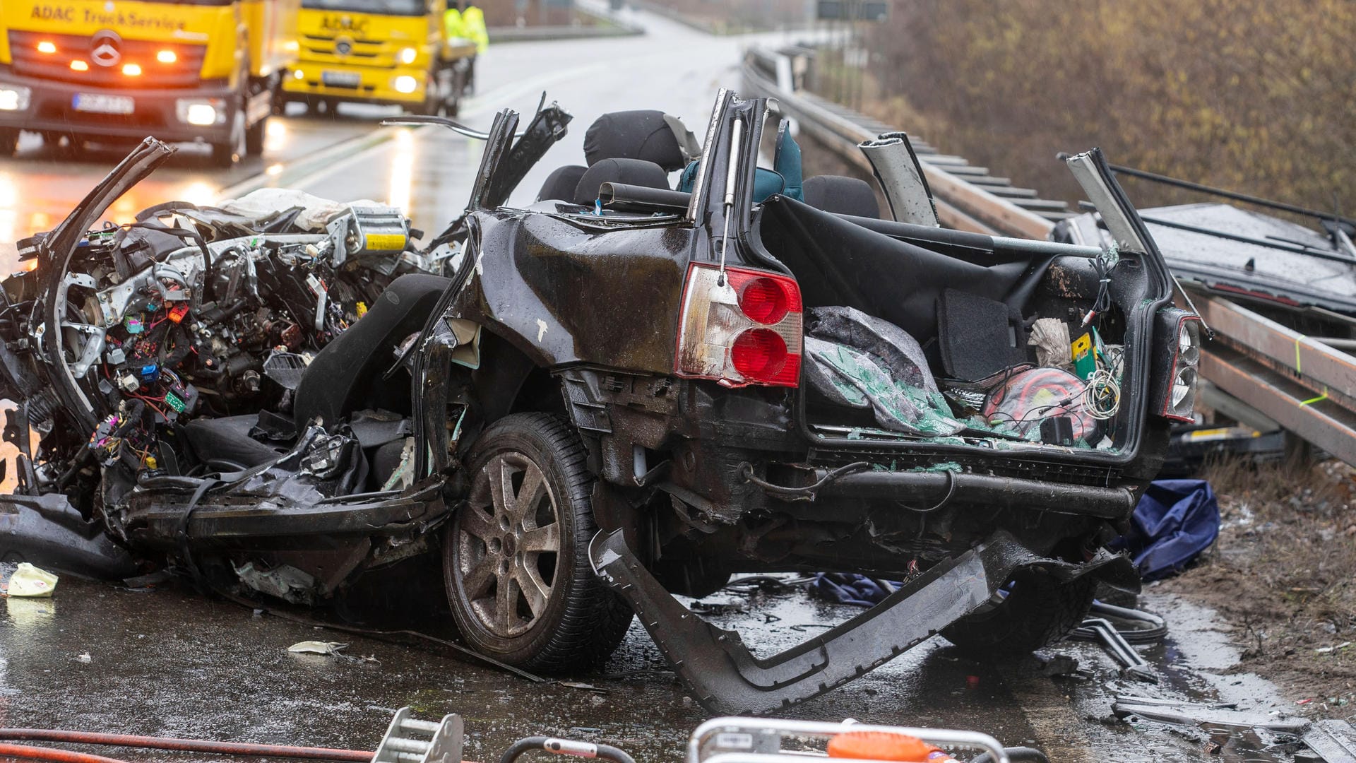 Von einem Kleinwagen ist nach dem Unfall nicht mehr viel übrig.