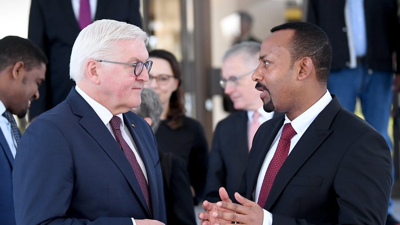 Bundespräsident Frank-Walter Steinmeier (l) trifft Äthiopiens Regierungschef Abiy Ahmed.