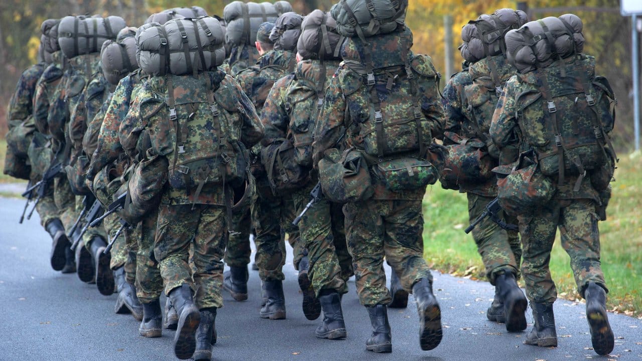 Soldaten in der Grundausbildung marschieren.