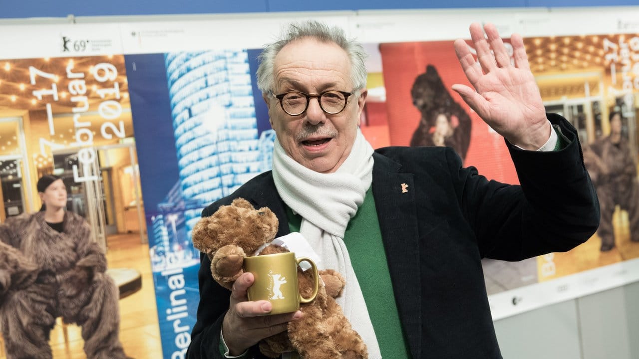 Bärchen und goldene Tasse: Dieter Kosslick hat einige Festival-Souvenirs zur Programm-Vorstellung mitgebracht.