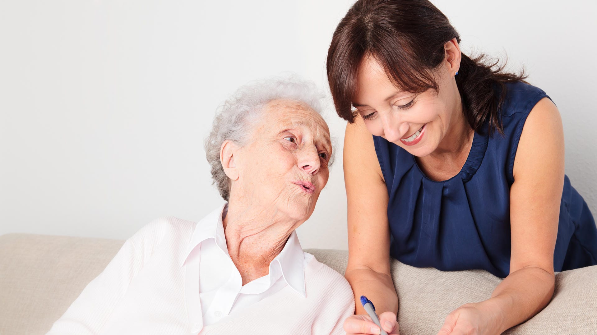 Alzheimer ist eine Form von Demenz, bei der sich Ablagerungen im Gehirn bilden und die Nervenzellen absterben.