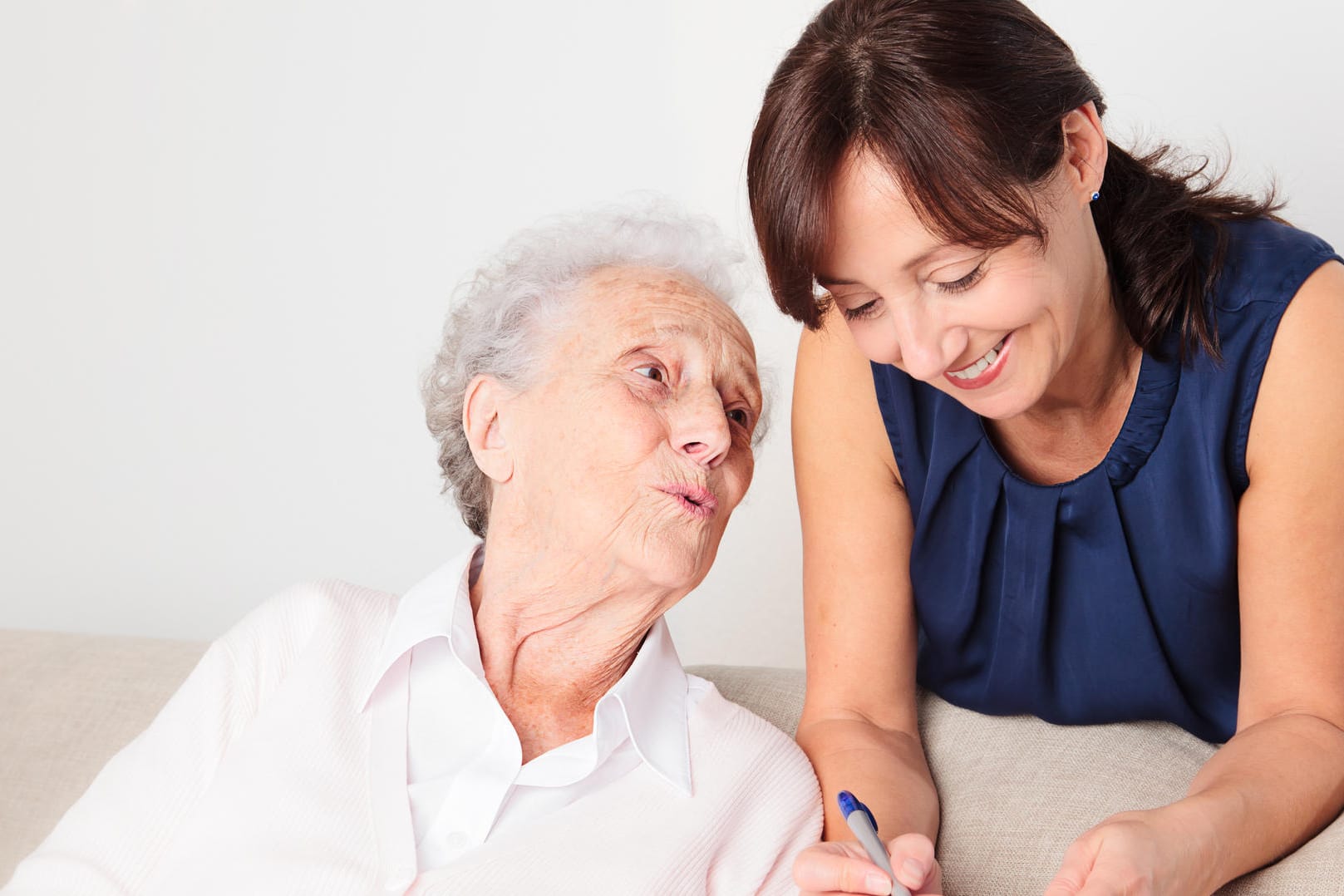 Alzheimer ist eine Form von Demenz, bei der sich Ablagerungen im Gehirn bilden und die Nervenzellen absterben.