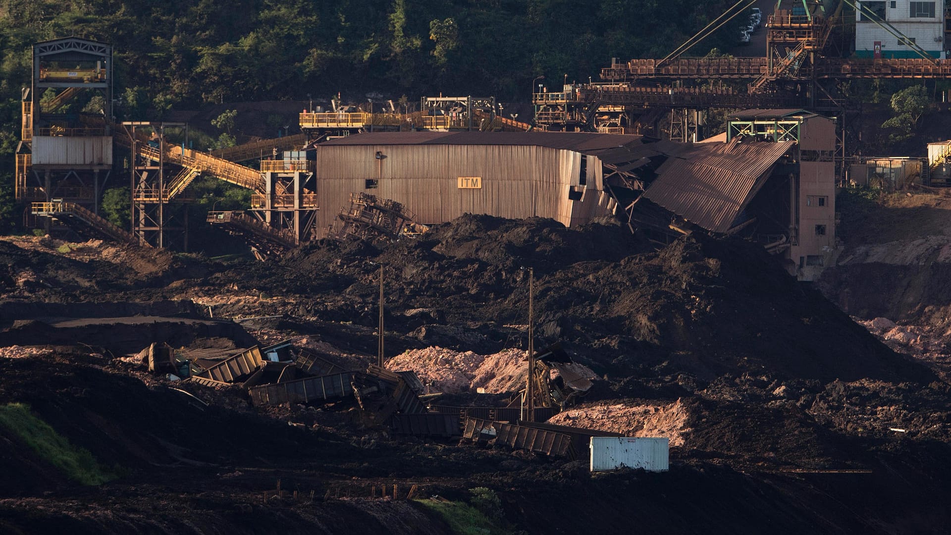 Damm an Eisenerzmine in Brasilien gebrochen