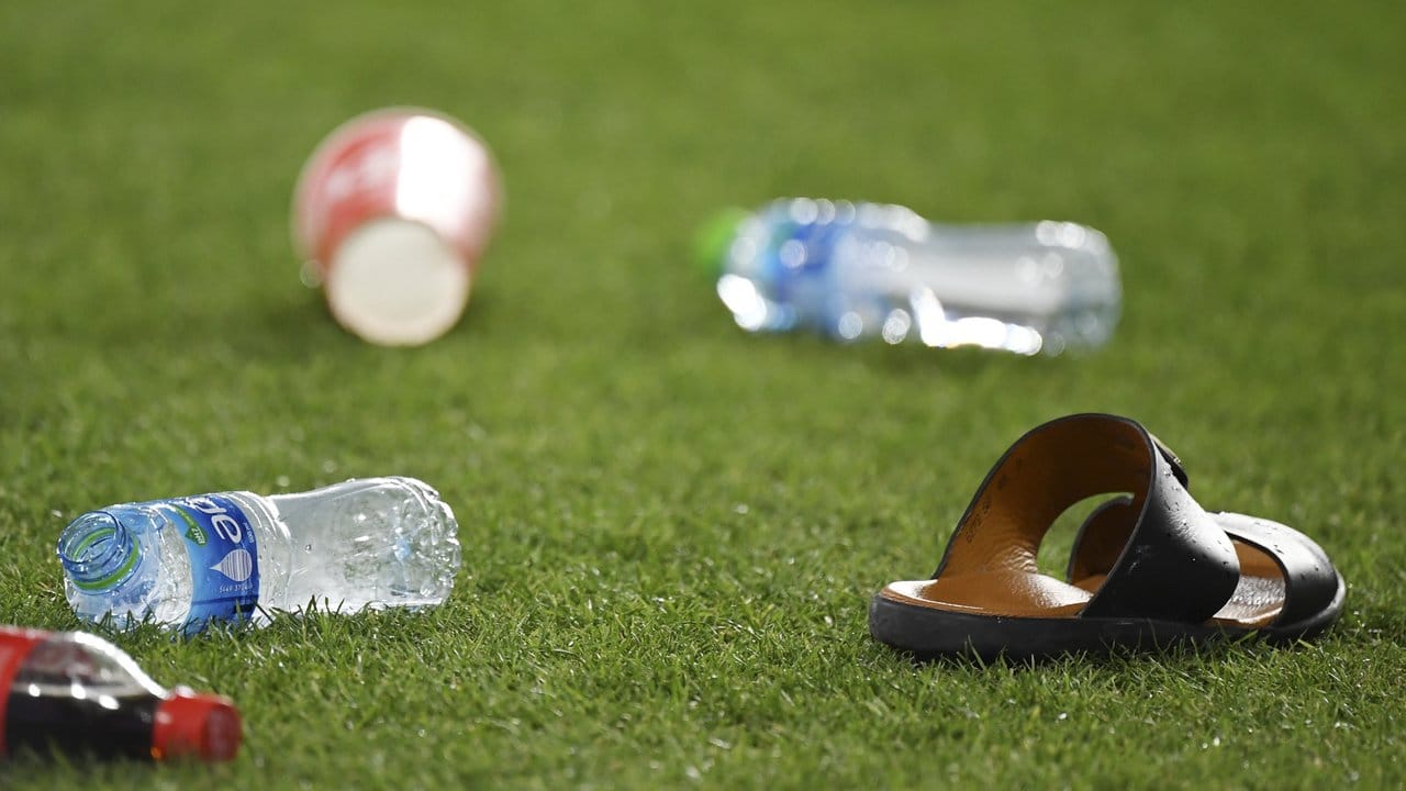 Sandalen, Plastikbecher und Wasserflaschen wurden beim Halbfinale von den Zuschauern gegen die Spieler aus Katar geworfen.