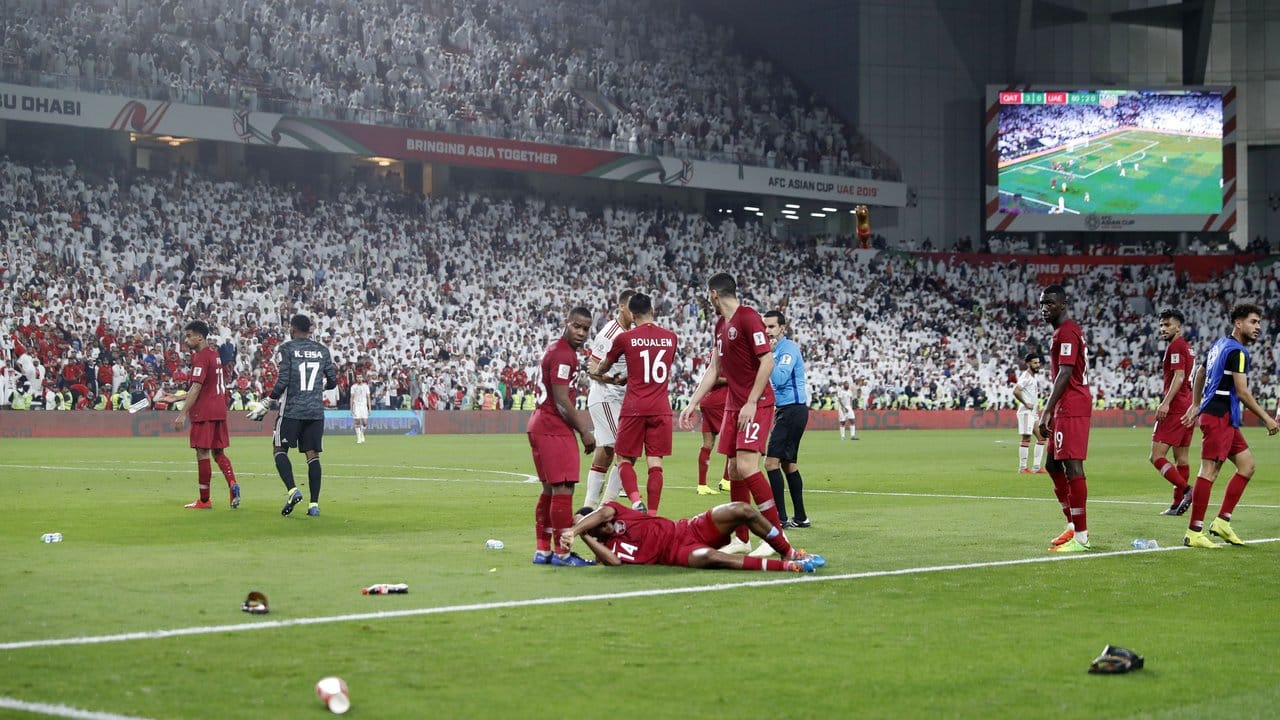 Katars Salem Al Hajri liegt von einem Gegenstand getroffen auf dem Spielfeld.
