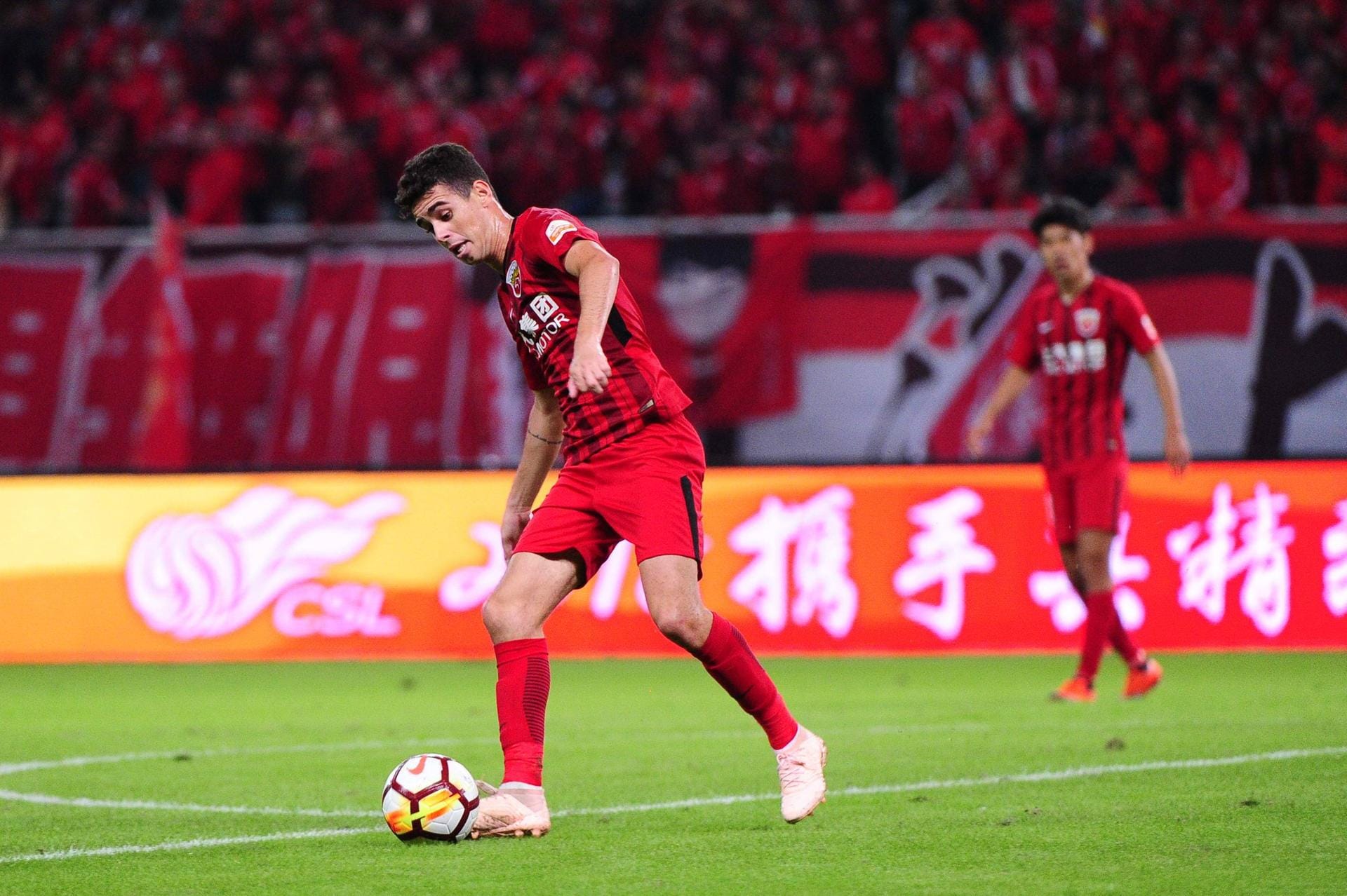 Rekordtransfer der chinesischen Super League ist der Brasilianer Oscar. 2017 wechselte er für 60 Millionen Euro vom FC Chelsea zu Shanghai SIPG. Mit dem Team aus Westchina holte der Nationalspieler 2018 die Meisterschaft.