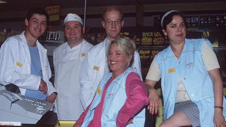 Rita Kruse (Gaby Köster) und ihre beste Freundin Gisi Weimers (Franziska Traub) arbeiteten zusammen in einem Supermarkt als Kassiererinnen.