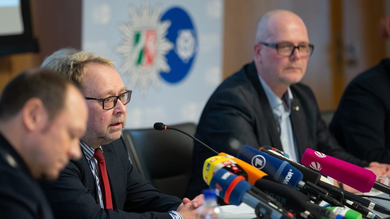 Staatsanwalt Ralf Vetter und Kriminalhauptkomissar Gunnar Weiß (r) informieren bei einer Pressekonferenz in Detmold über die Ermittlungen.