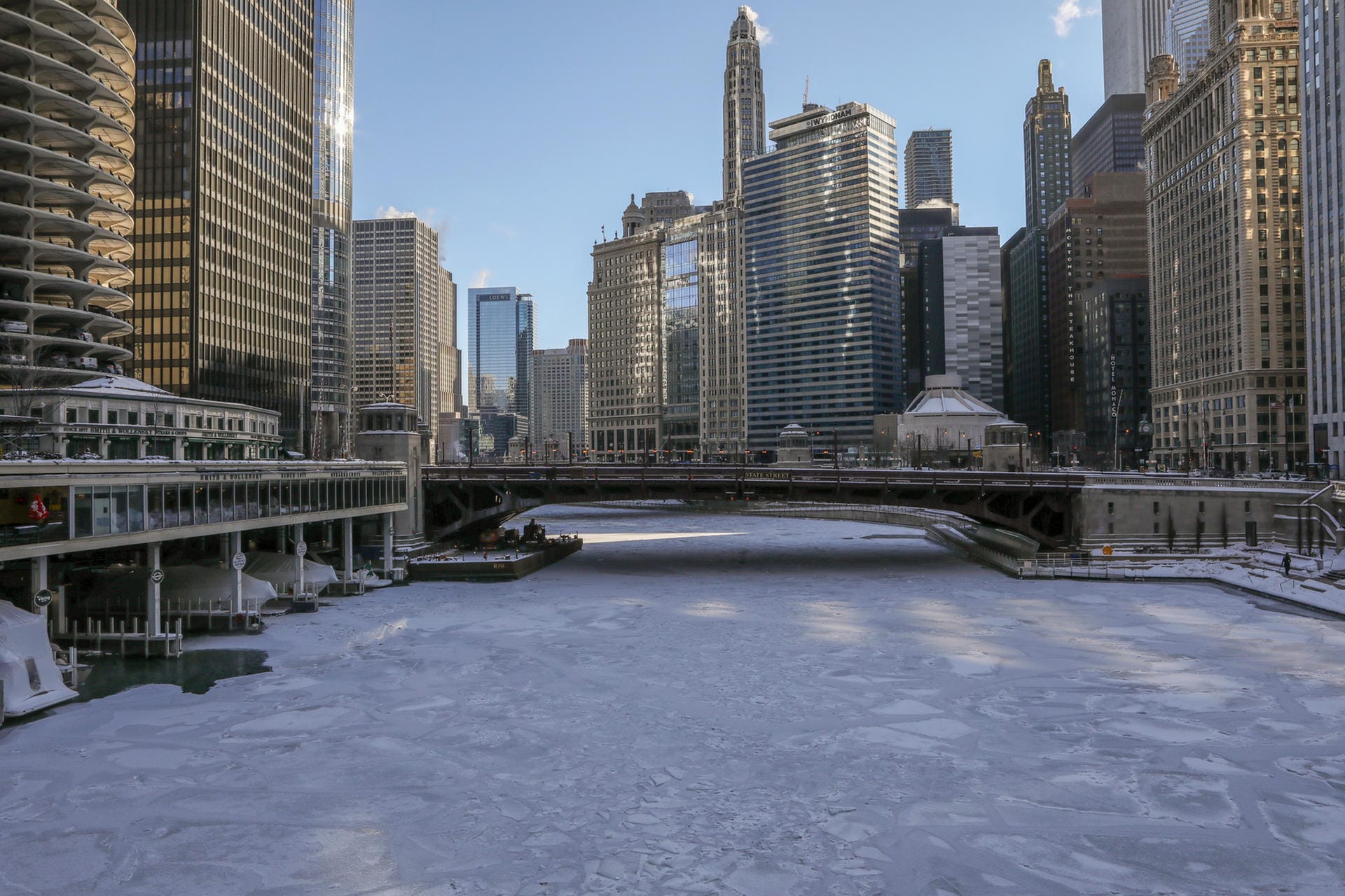 Eine Eisschicht bedeckt den Chicago River – dort liegt die Temperatur bei minus 34 Grad.