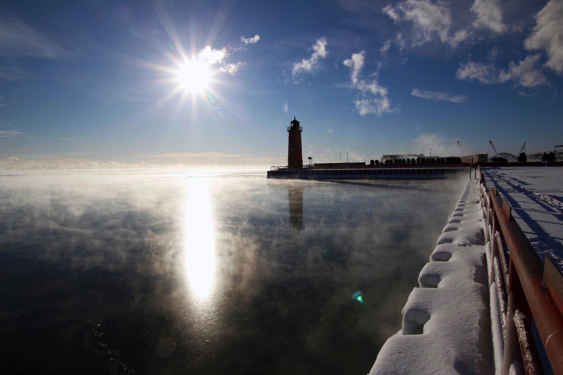 Wasserdampf steigt vom Michigansee in Milwaukee auf: Im Bundesstaat Illinois werden am Donnerstag minus 33 Grad erwartet.