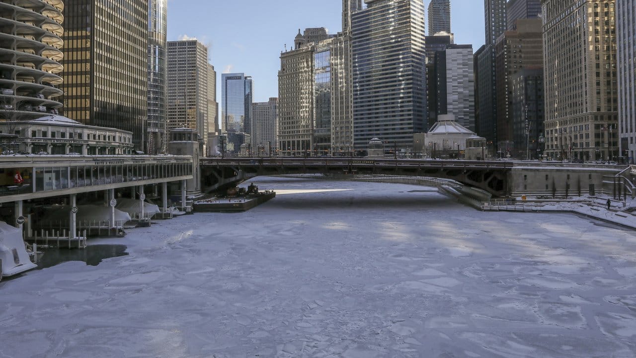 Der Chicago River in der US-Großstadt an den Großen Seen ist von einer Eisschicht bedeckt.