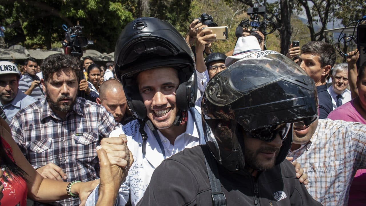 Der selbst ernannte Interimspräsident Juan Guaidó inmitten von Unterstützern in Caracas.
